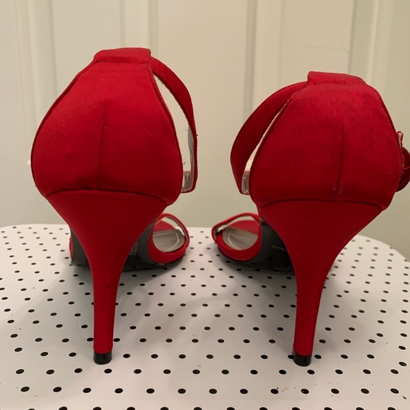 Jaqueline Ferrar Red Satin Heels w/ Rhinestone Embellishments Size 7.5 - Picture 3 of 5